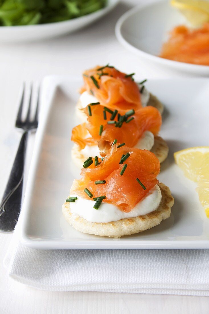 Blinis mit Creme fraiche, Räucherlachs und Schnittlauch