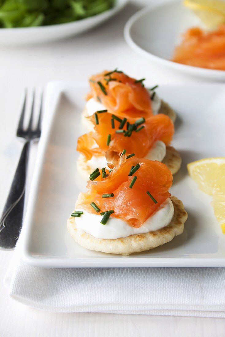 Blinis with crème fraîche, smoked salmon and chives