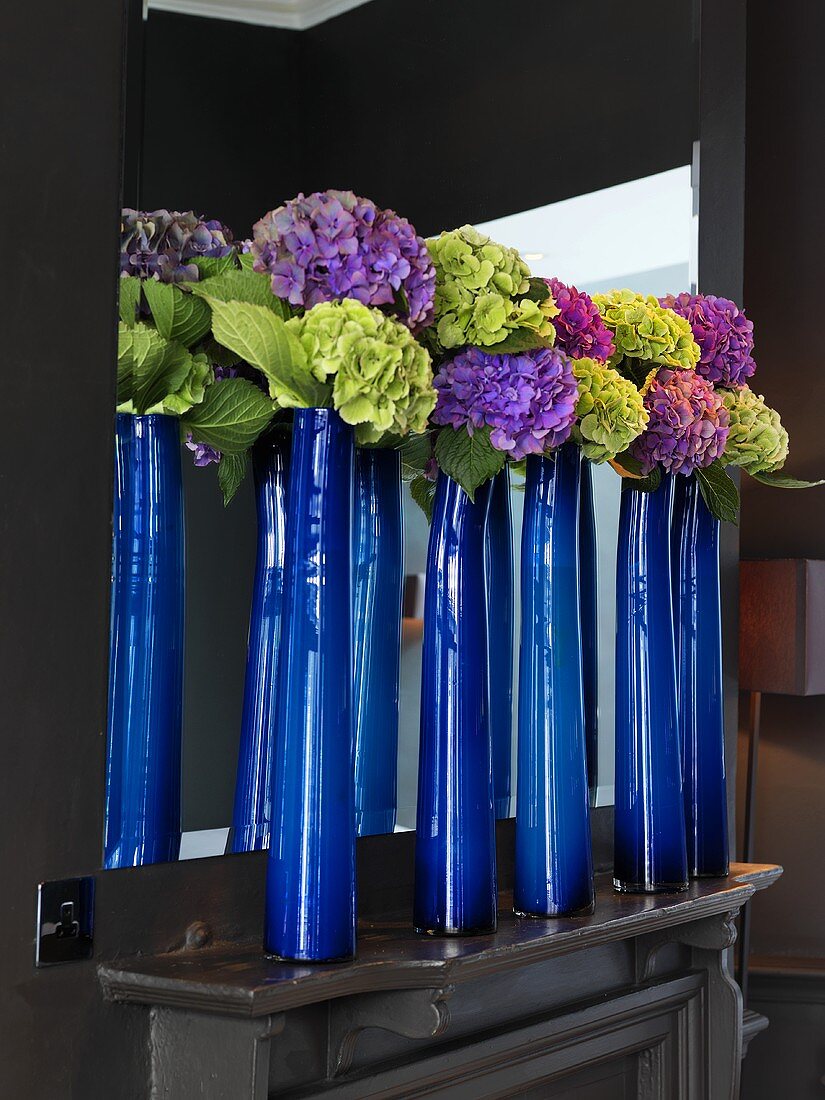 Hortensien in blauen Vasen auf Kaminsims im Restaurant Launceston Place (London)