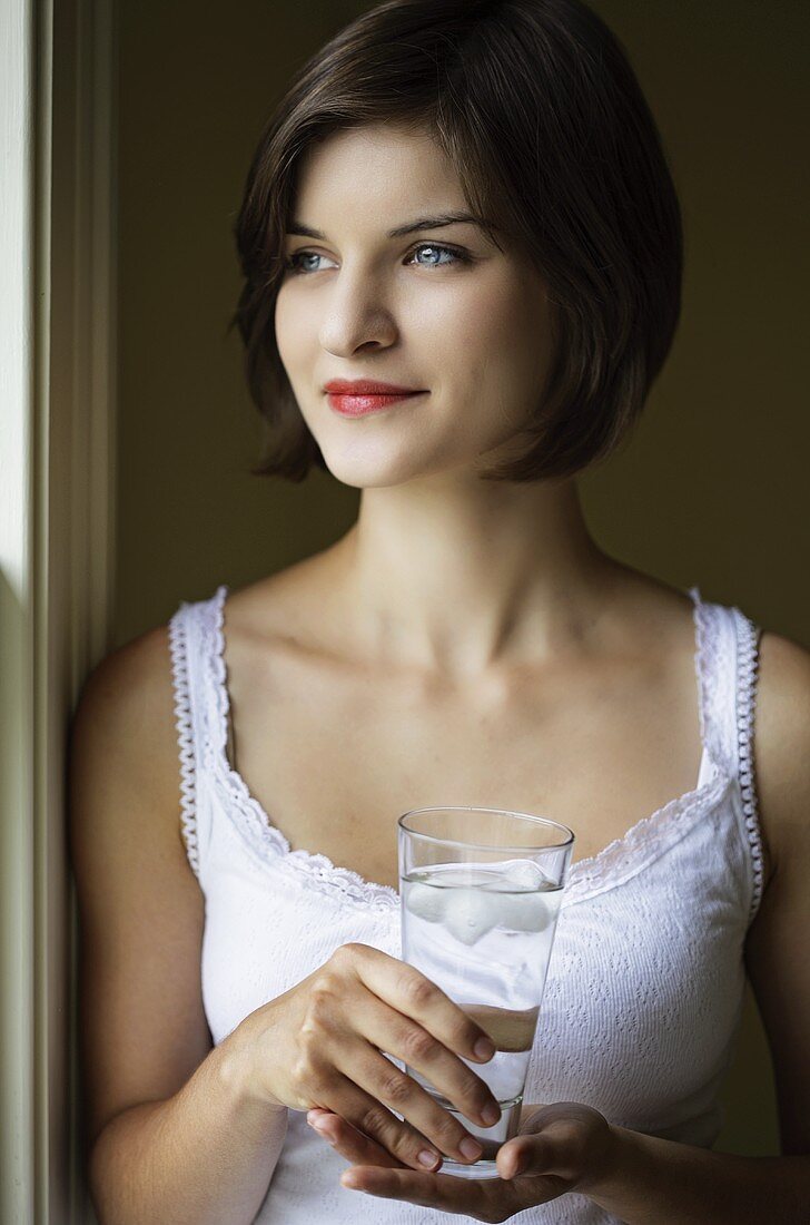 Frau hält Glas Wasser