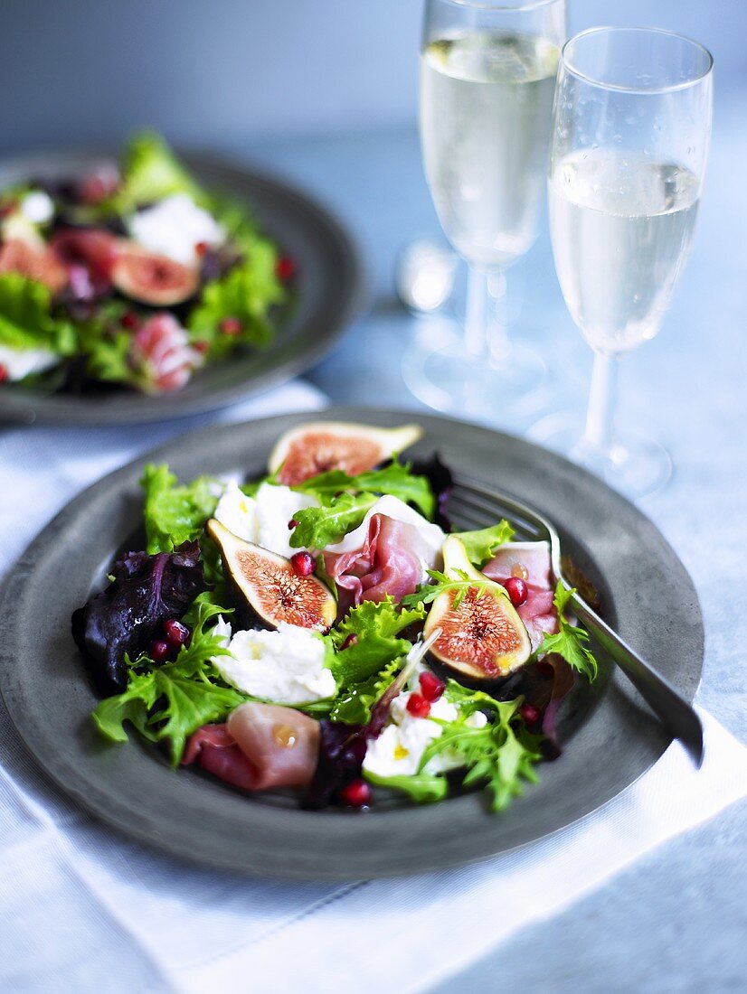 Salad leaves with figs and Parma ham