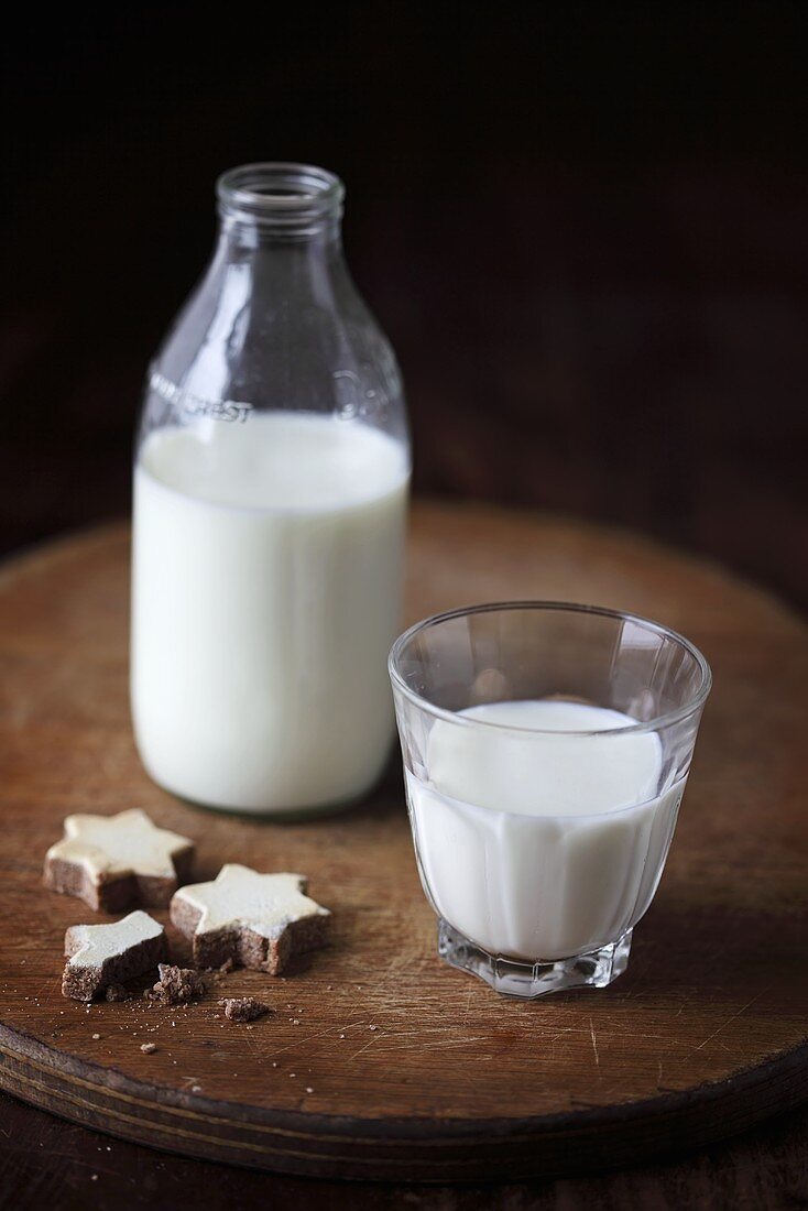 Glas Milch mit Keksen