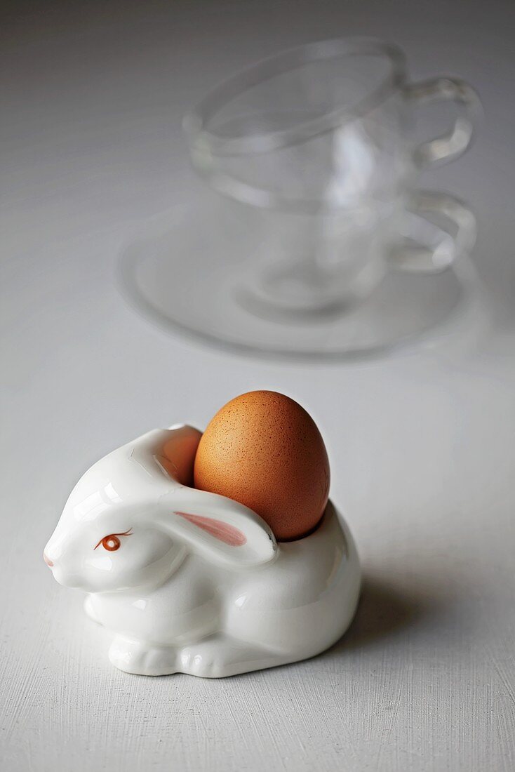 Frühstücksei in einem Hasen-Eierbecher