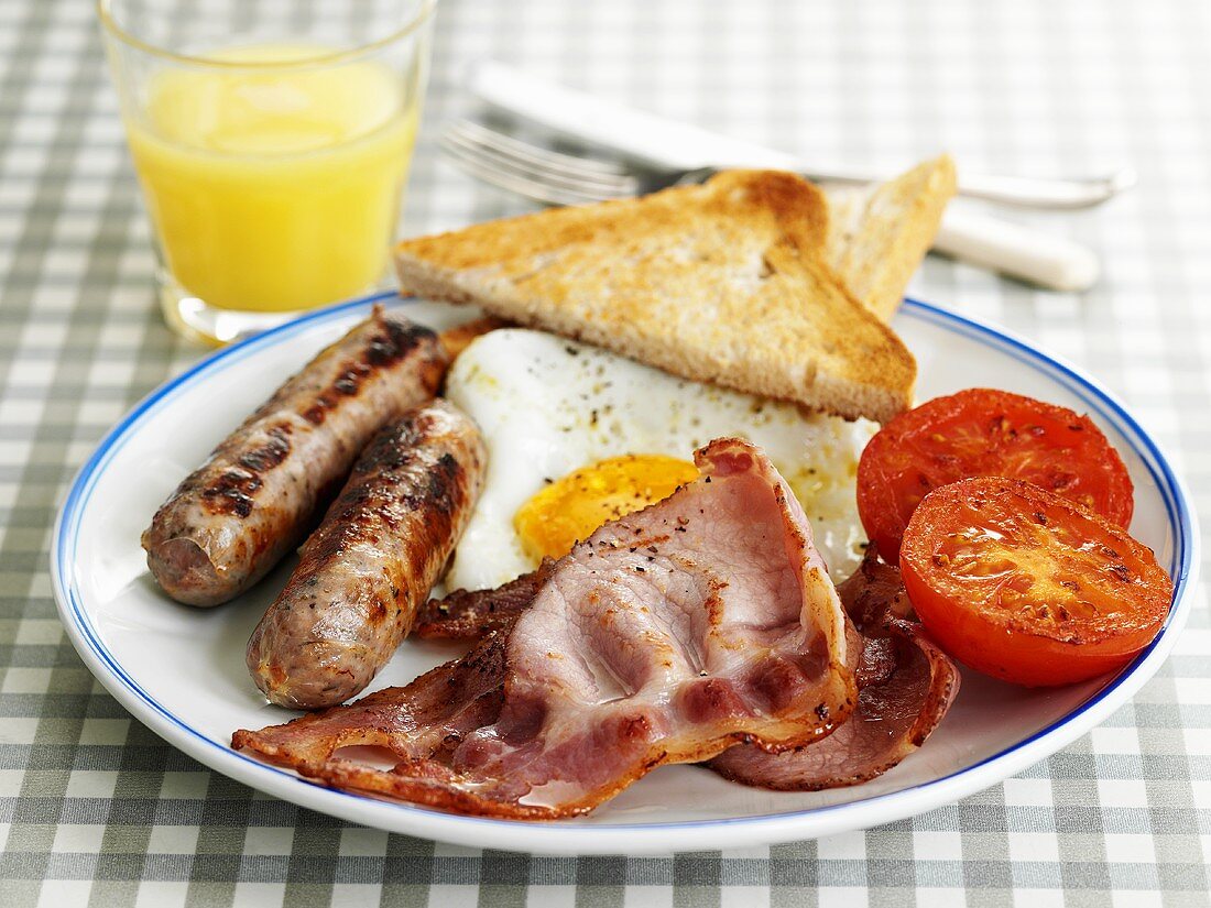 Englisches Frühstück (Bacon, Bratwurst, Spiegelei, Tomate)