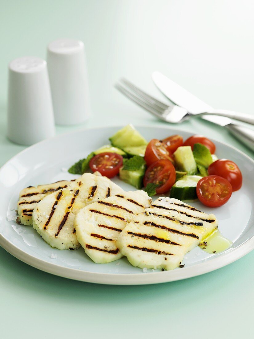 Gegrillter Halloumi mit Tomaten-Gurken-Salat