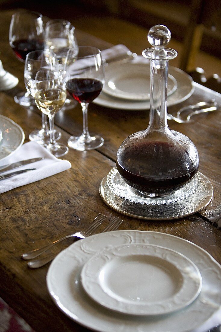 Gedeckter Tisch mit Portwein