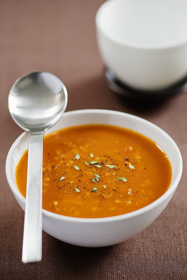 Tomato and lentil soup with thyme