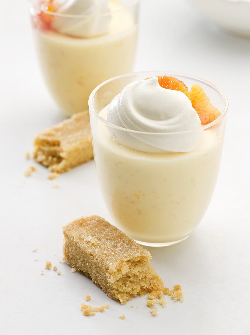 Blutorangen-Posset mit Schlagsahne und Shortbread