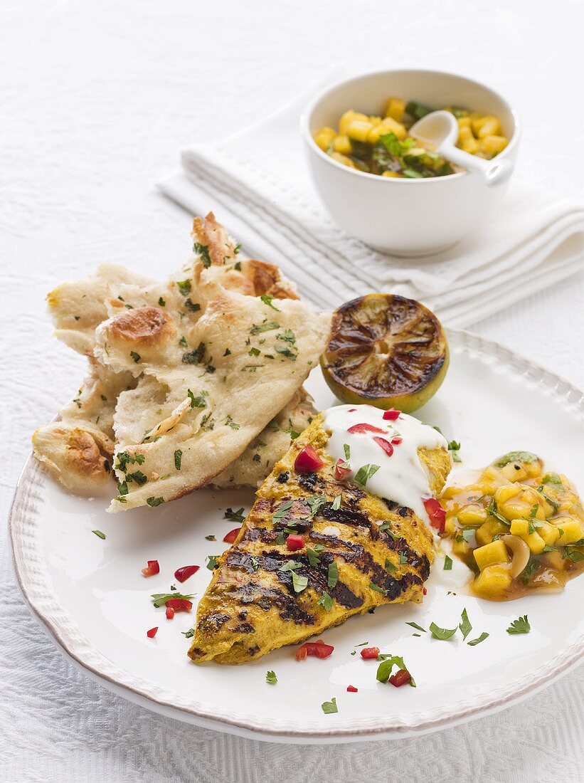 Chicken Tikka mit mit Mangosalsa und Fladenbrot