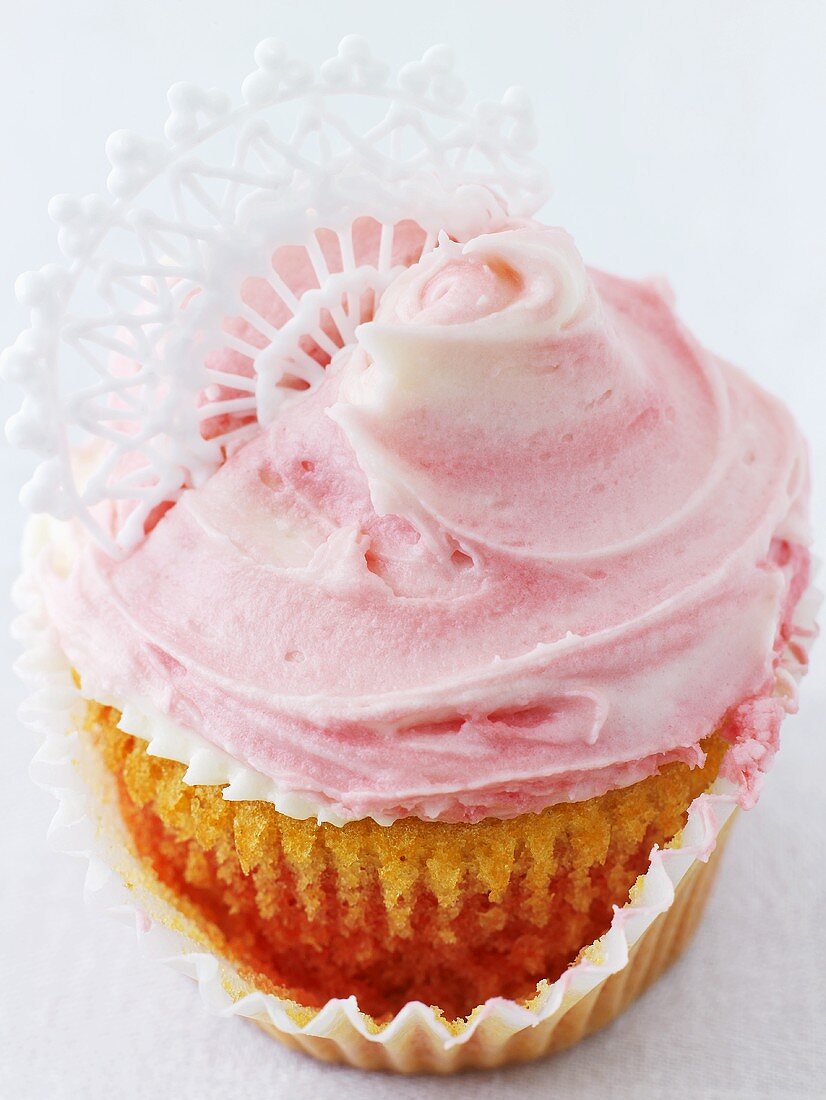 Battenberg Cupcake mit rosa Zuckercreme