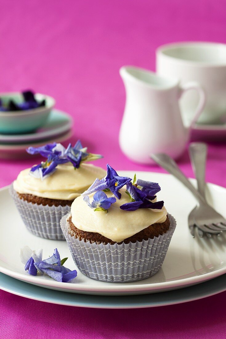 Möhren-Cupcakes mit Sahnecreme und Essblüten