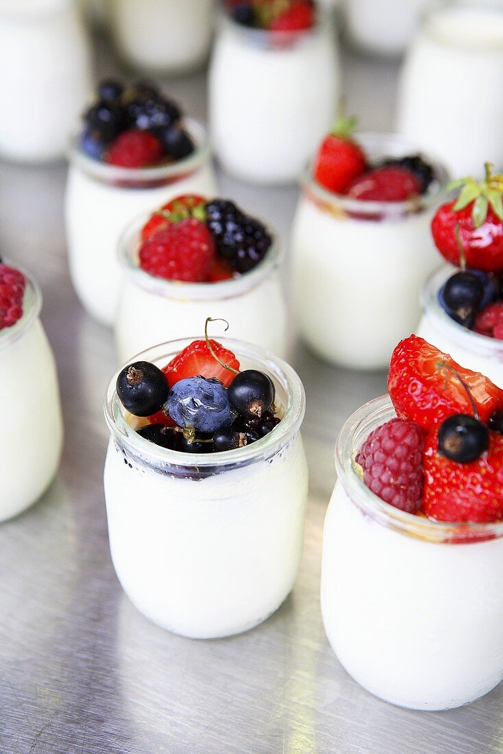 Joghurt mit frischen Beeren