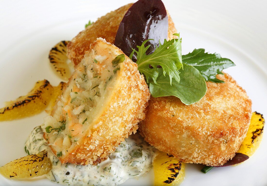 Fish cakes with tartar sauce and grilled lemon segments