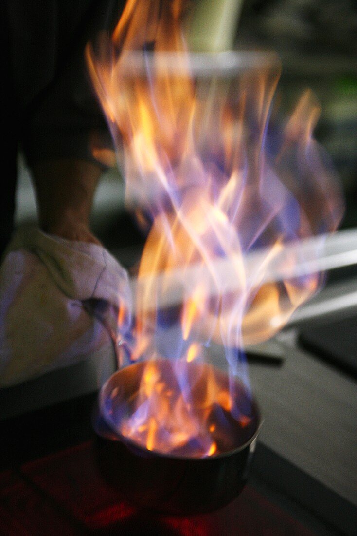 Flammen im Kochtopf in Grossküche