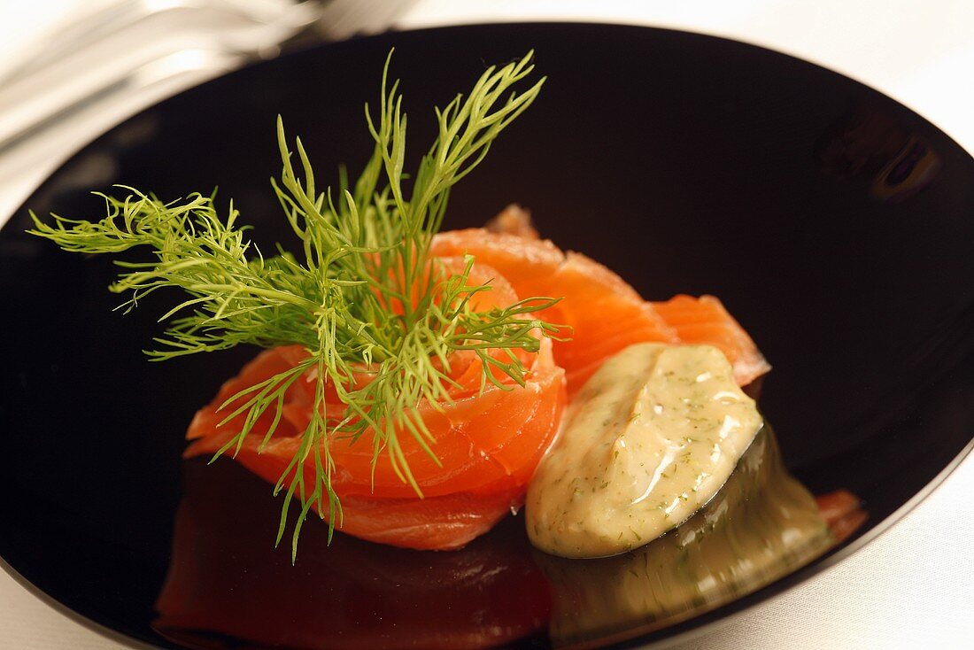 Marinated salmon with dill and mustard sauce