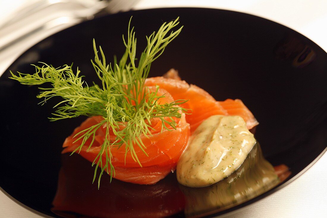 Marinierter Lachs mit Dill-Senf-Sauce