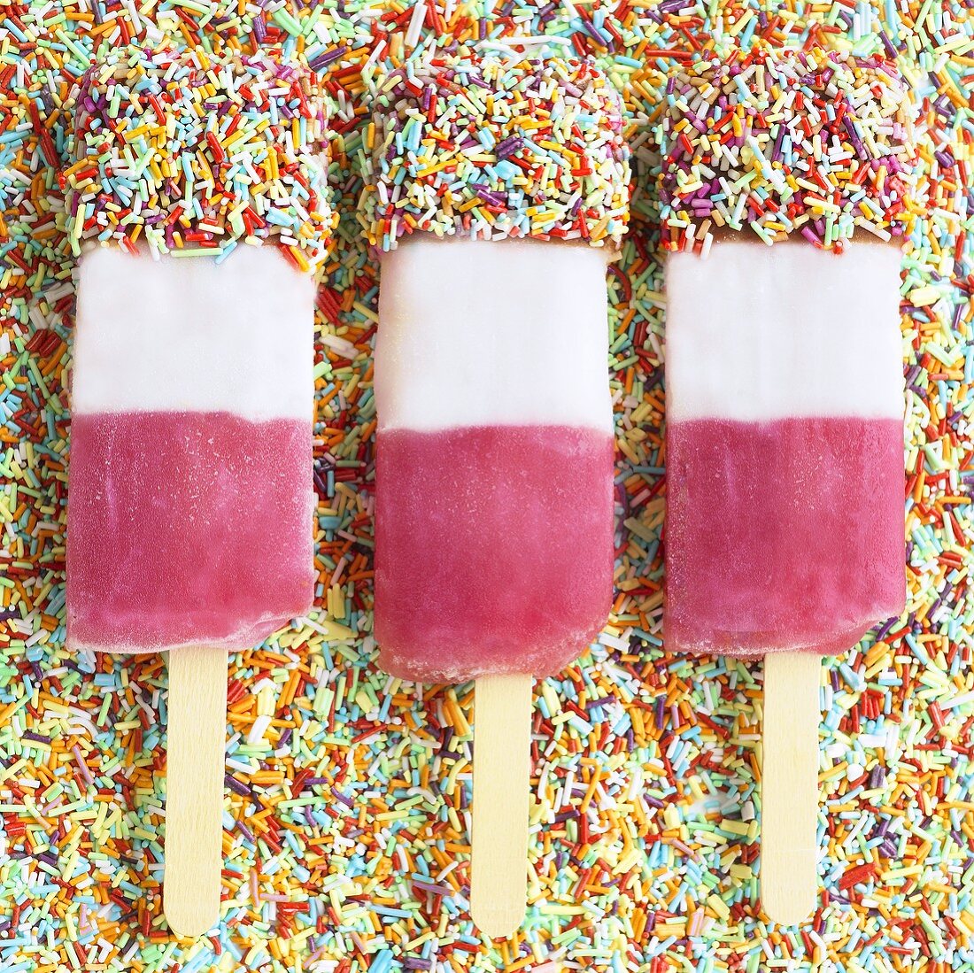 Ice lollies with coloured sprinkles