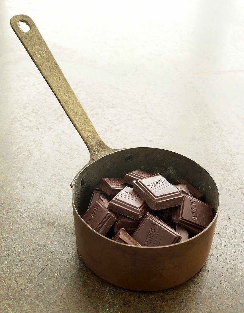 Kasserolle mit Schokoladenstücken