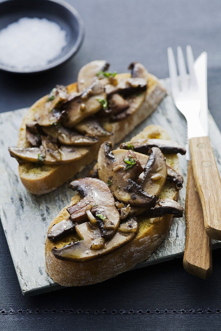 Bruschetta mit gebratenen Pilzen