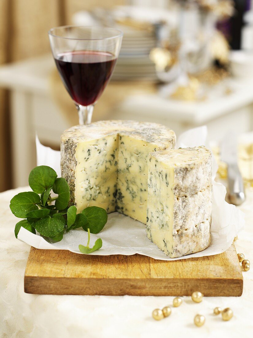 Stilton auf Schneidebrett zu Weihnachten