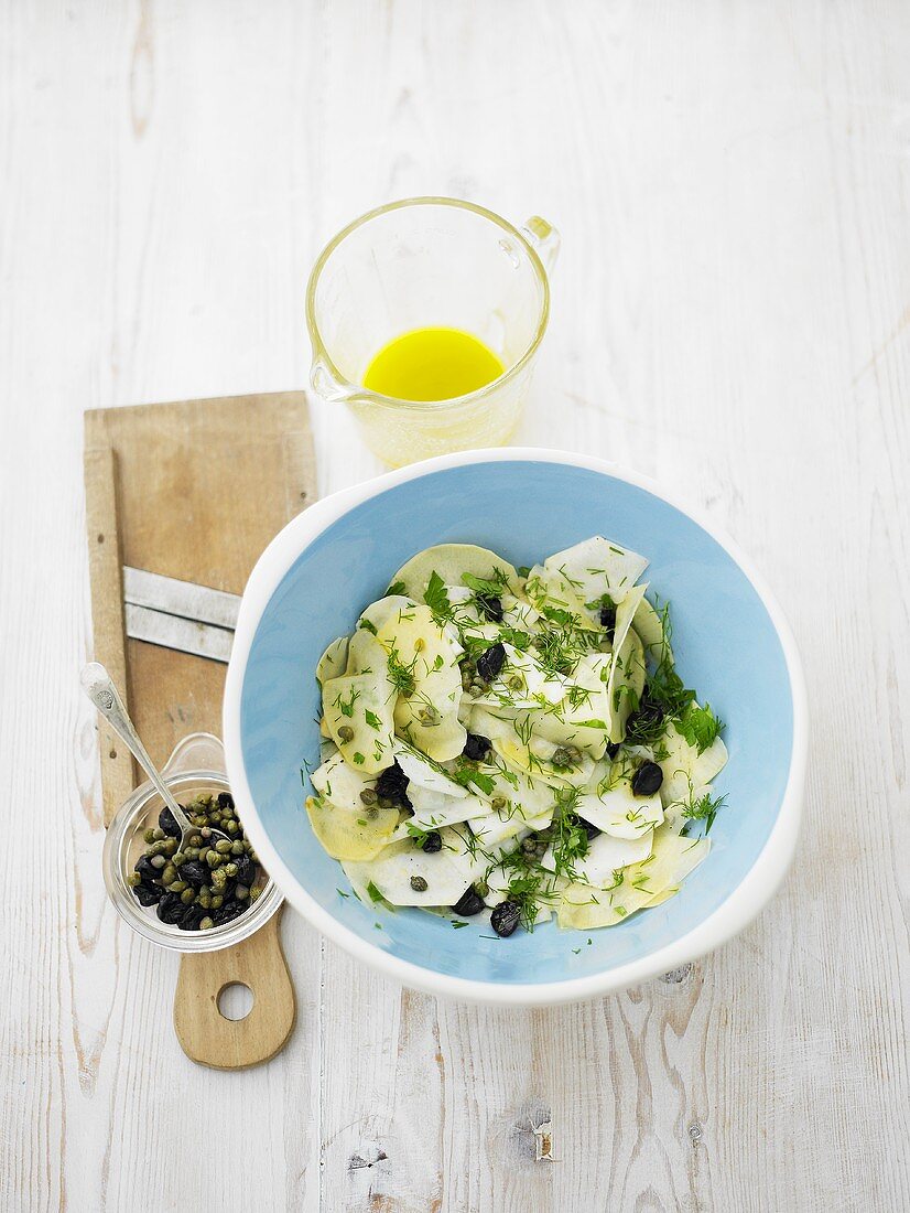 Kohlrabicarpaccio mit Kapern, getrockneten Oliven und Dill