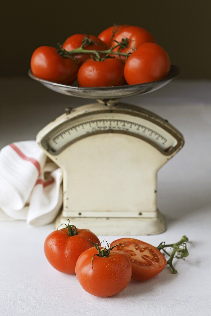 Tomaten auf alter Küchenwaage