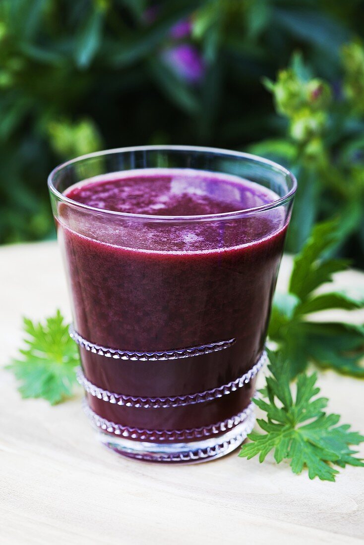 Ein Glas Apfel-Brombeer-Gurken-Saft