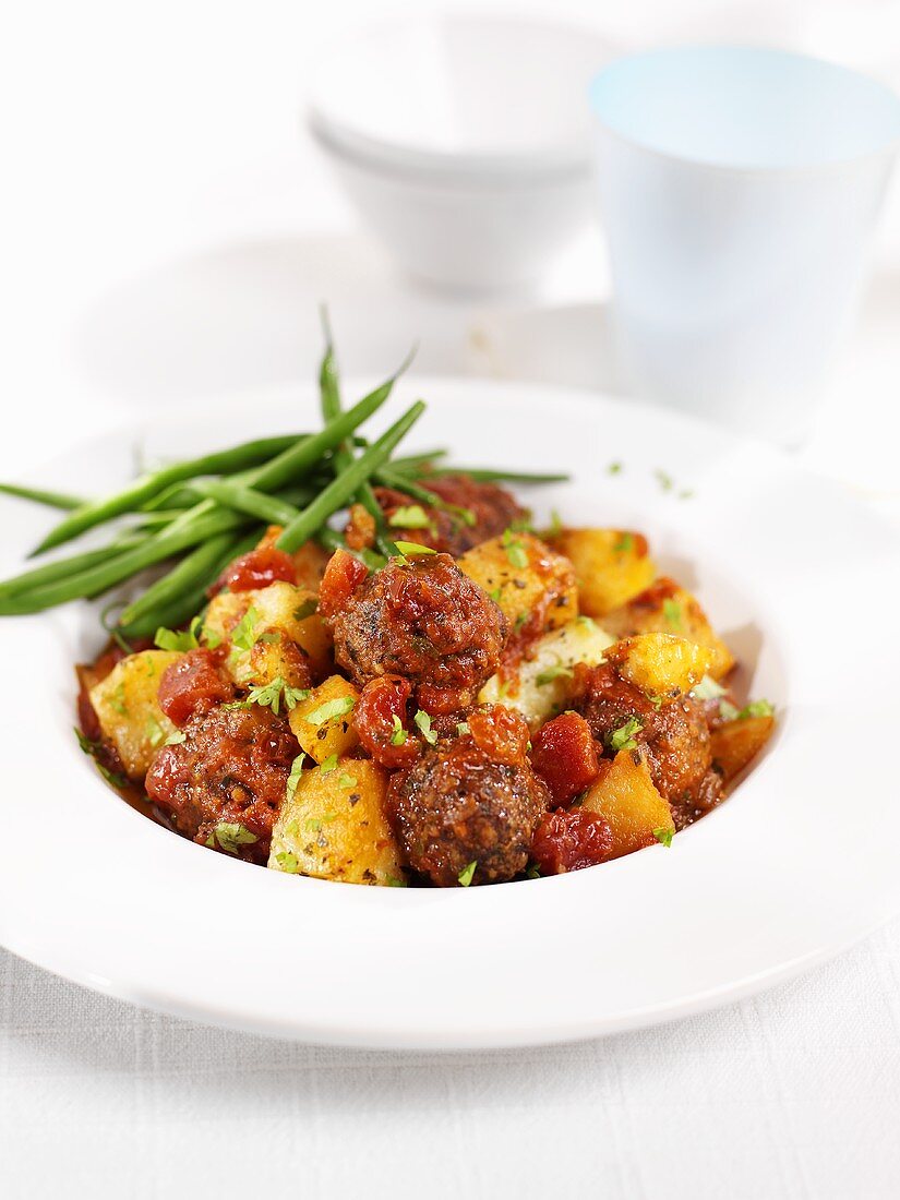 Hackbällchen mit Tomatensauce und Gemüse