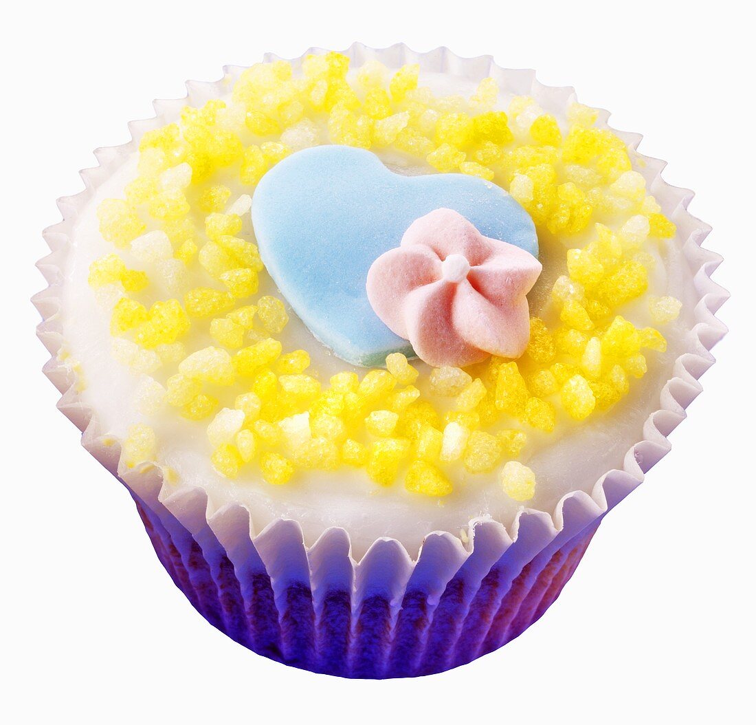 Cupcake mit blauem Herz und Zuckerblüte