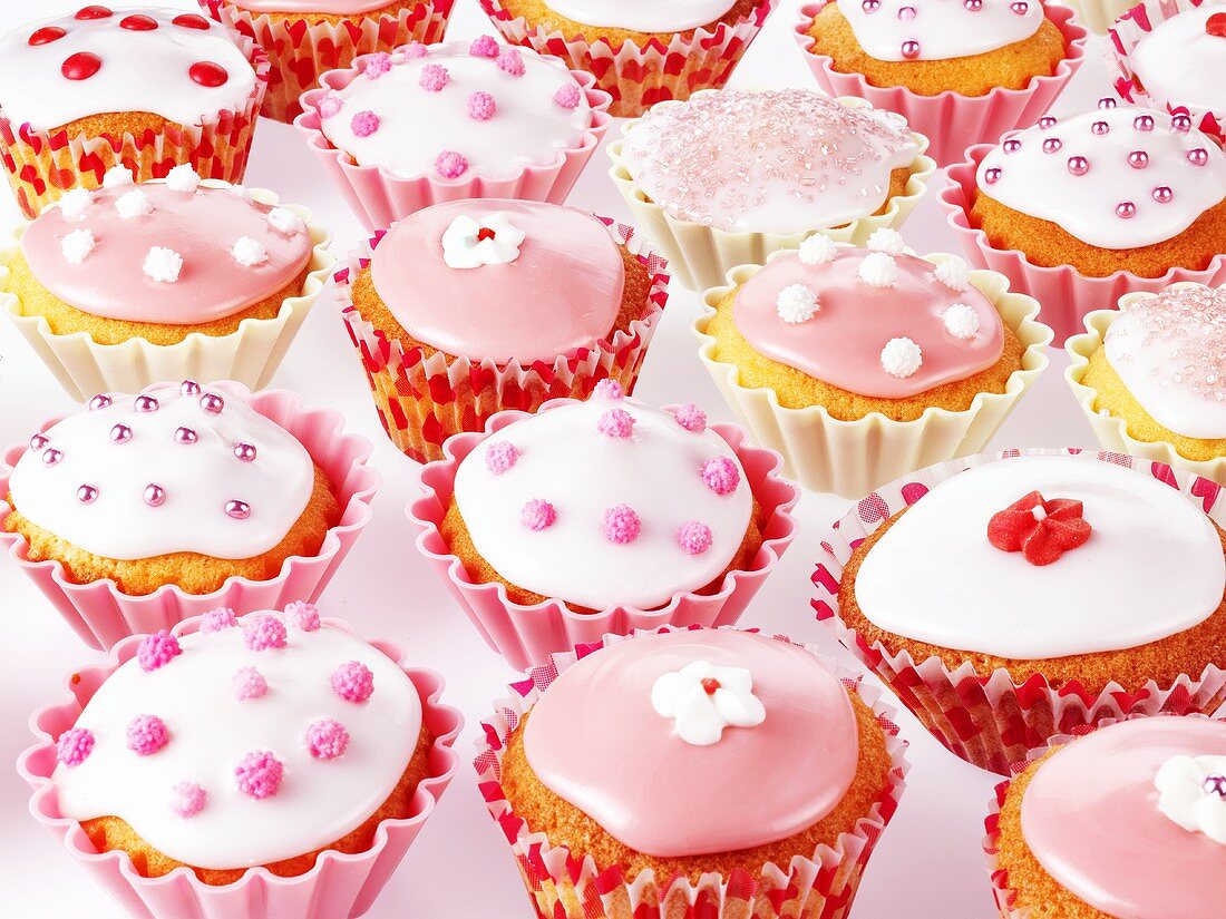 Viele Cupcakes, rosa und weiss verziert