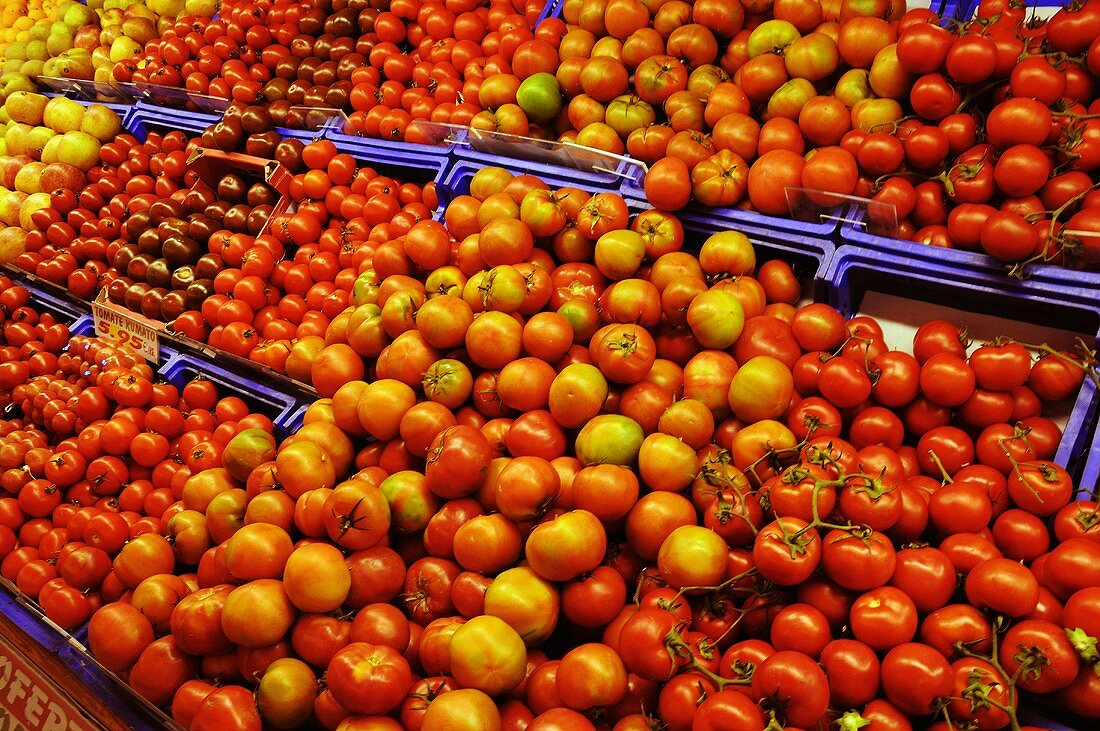 Viele Tomaten in Steigen auf dem Markt