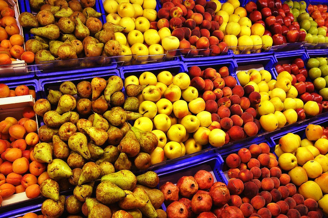 Viele verschiedene Obstsorten auf dem Markt