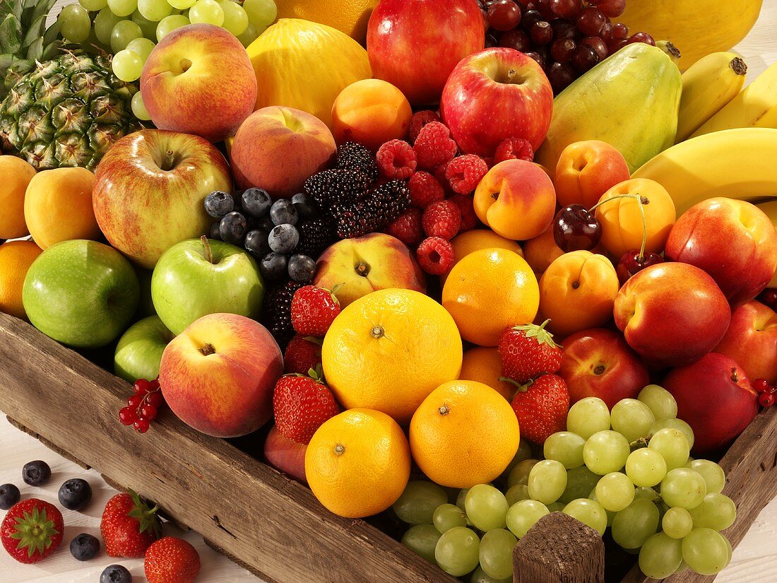 Frische Früchte und Beeren in Holzkiste (Ausschnitt)