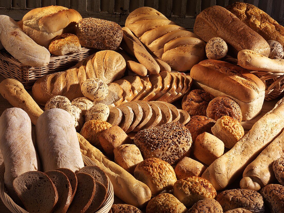 Viele verschiedene Brote und Brötchen