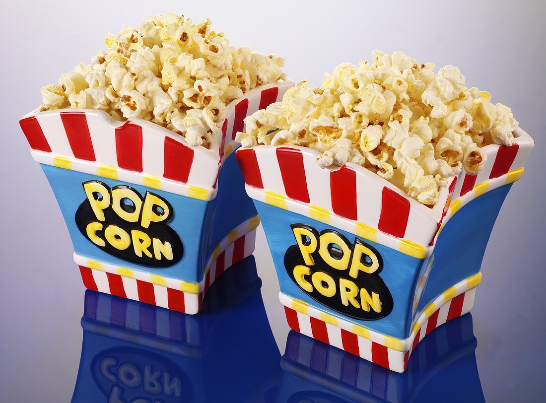Popcorn in zwei Keramikschalen