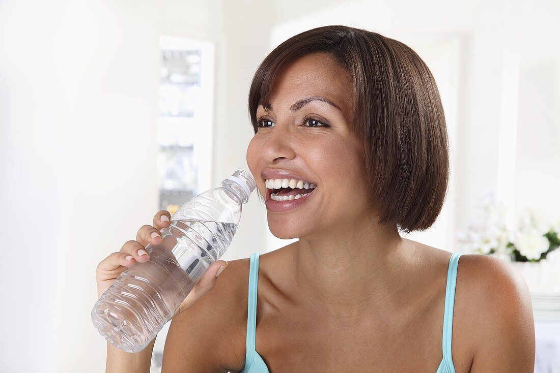 Frau hält Wasserflasche