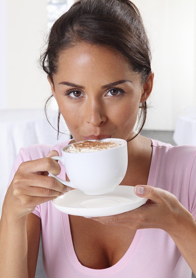 Frau trinkt Cappuccino