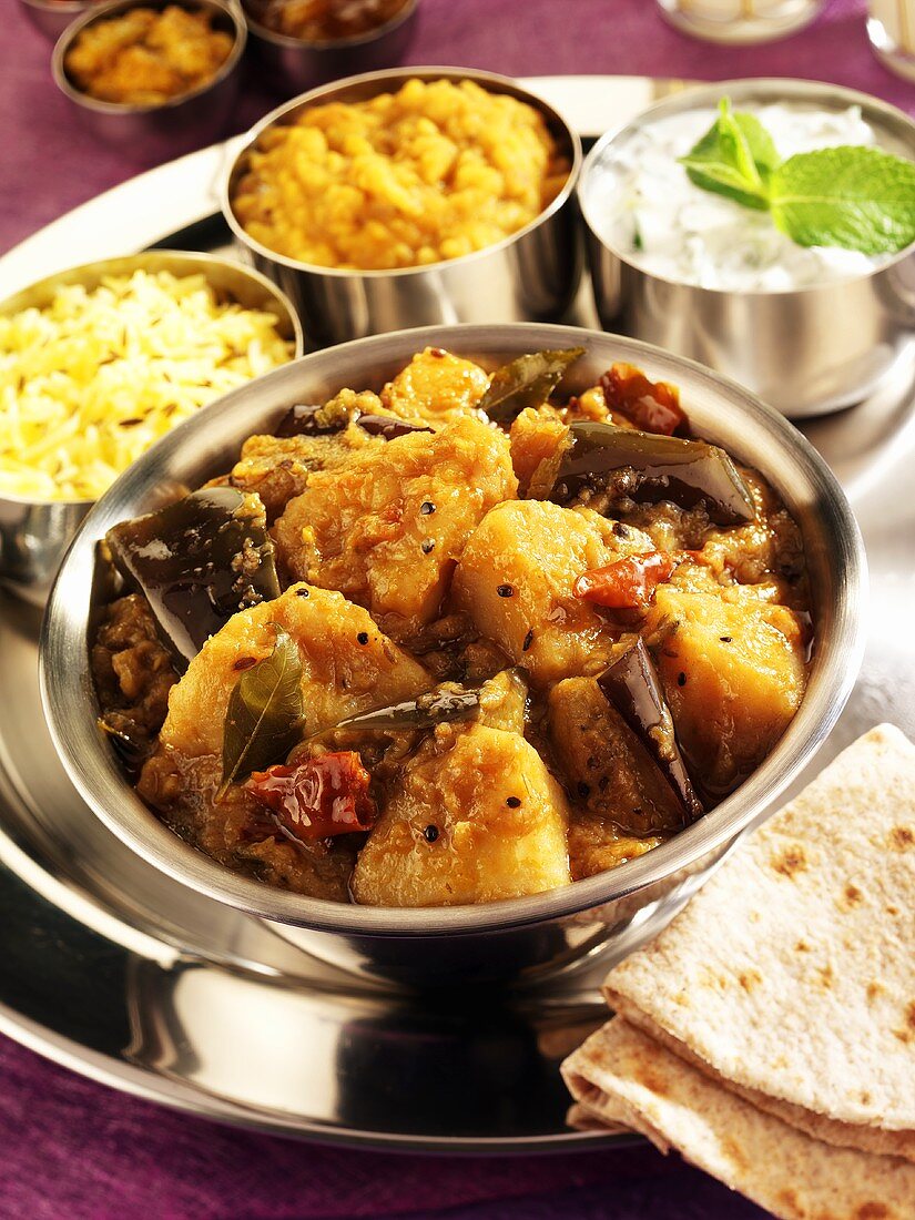 Aloo baigan (Kartoffel-Auberginen-Curry, Indien)