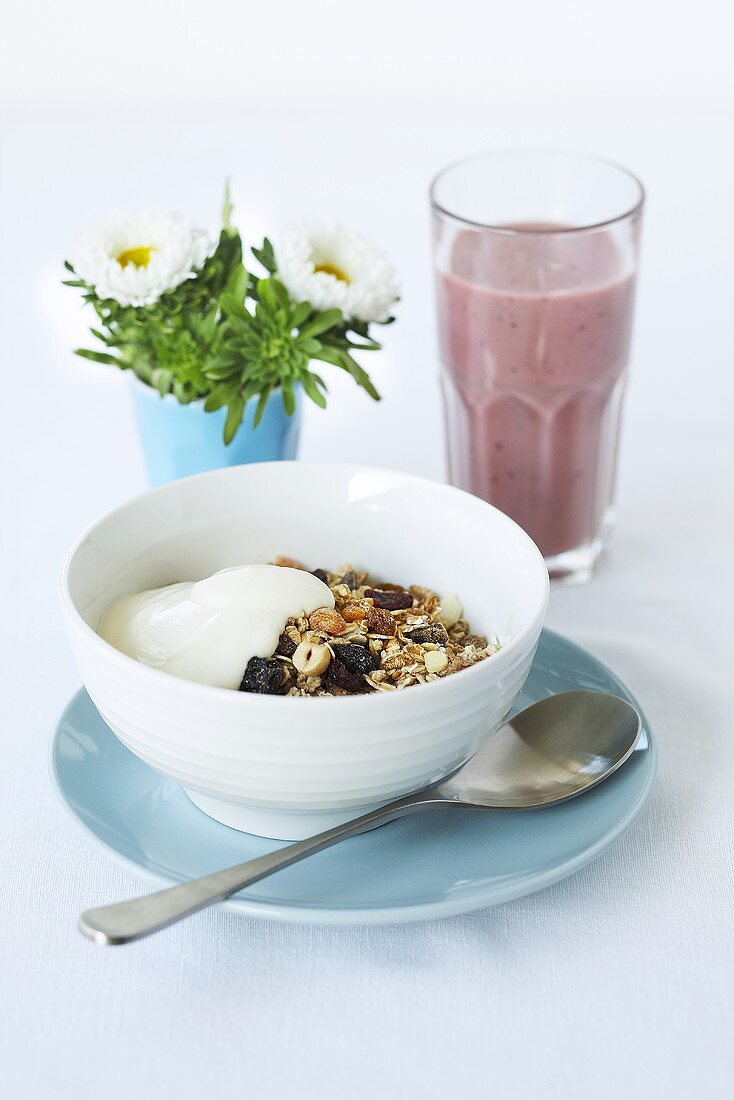Muesli with yogurt and a blueberry smoothie