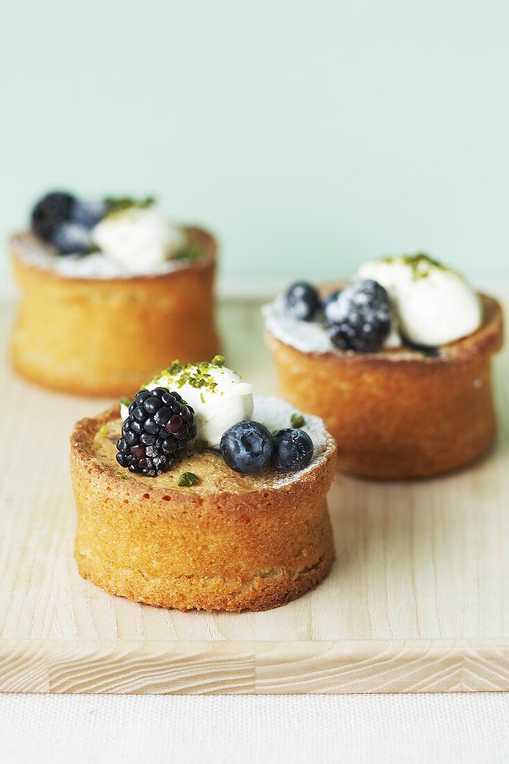 Mini cakes with berries and cream