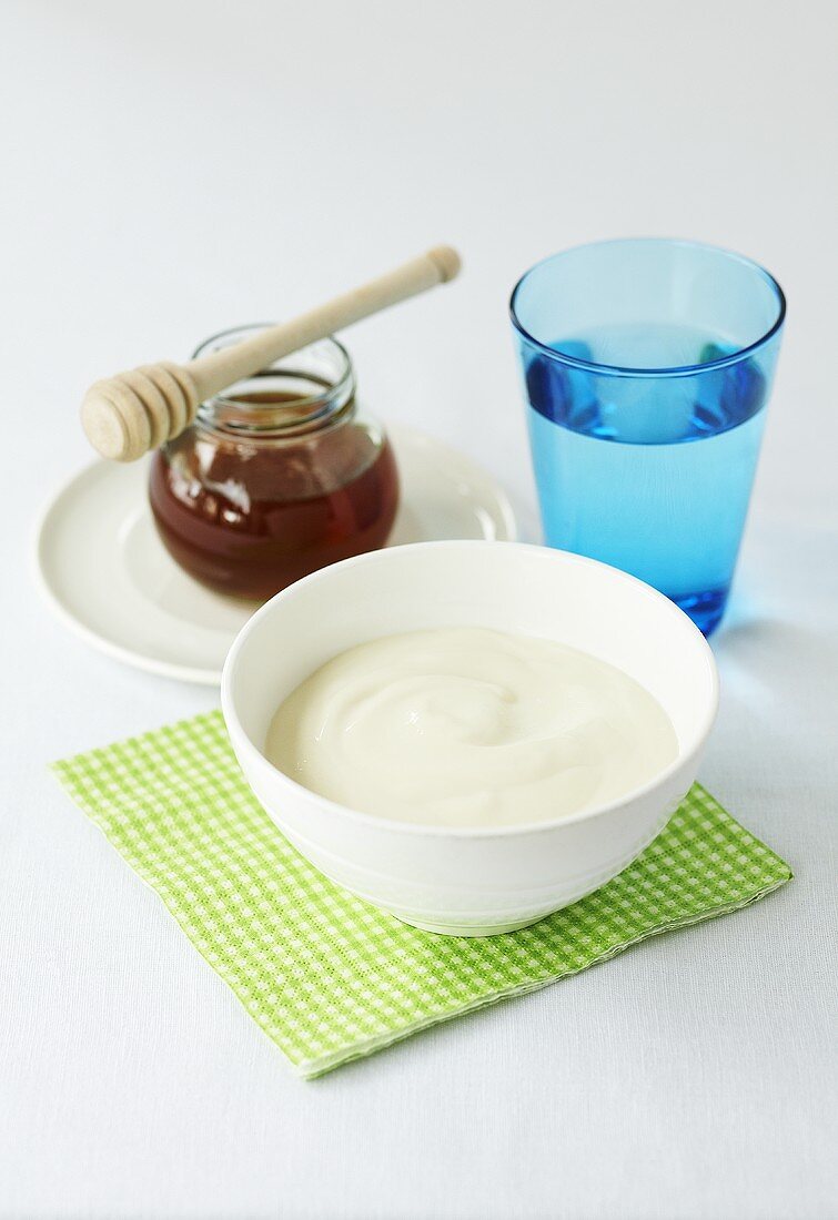 Naturjoghurt, Honig und Wasserglas