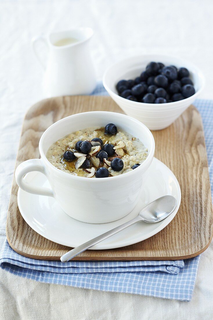 Porridge mit Heidelbeeren und Nüssen