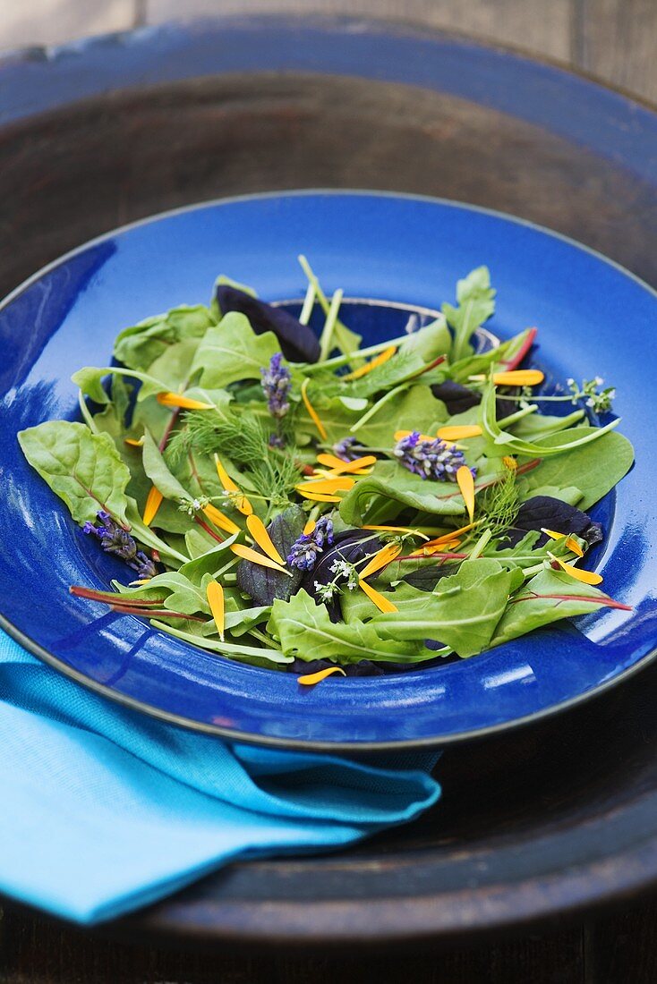 Sommerlicher Blattsalat mit Essblüten