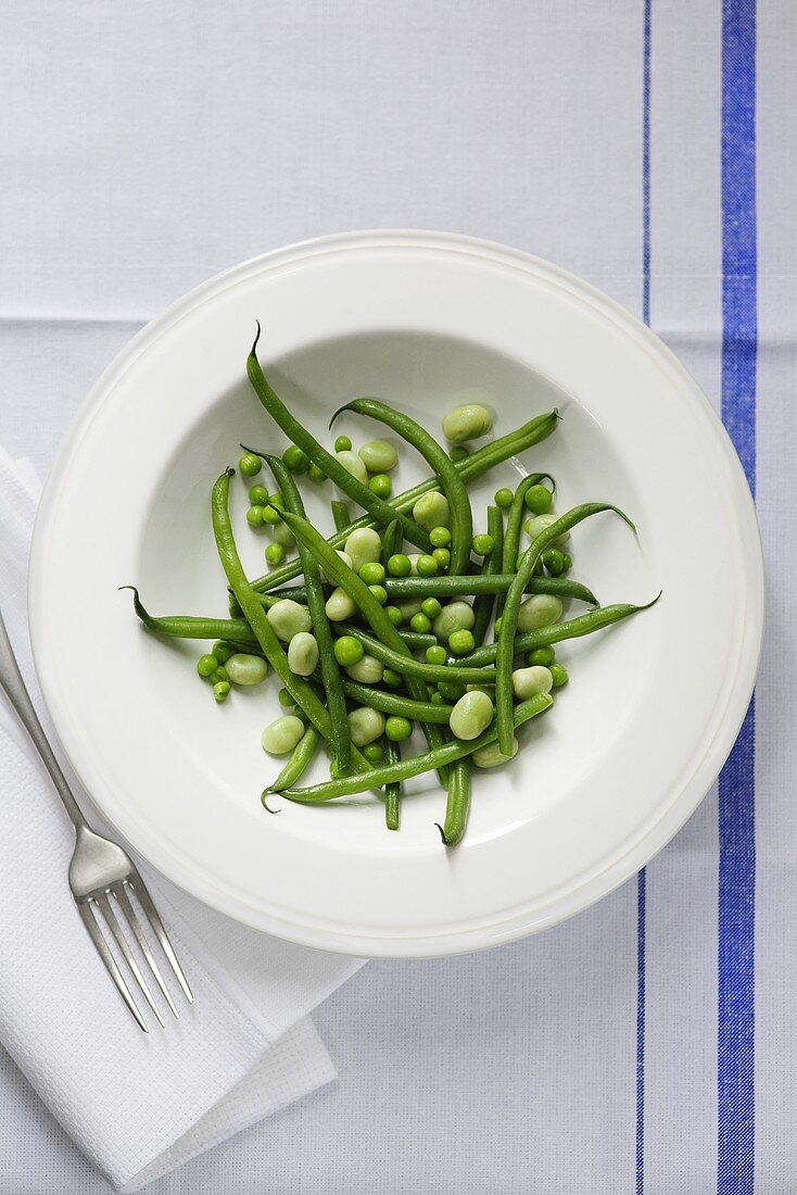 Cooked green beans with peas