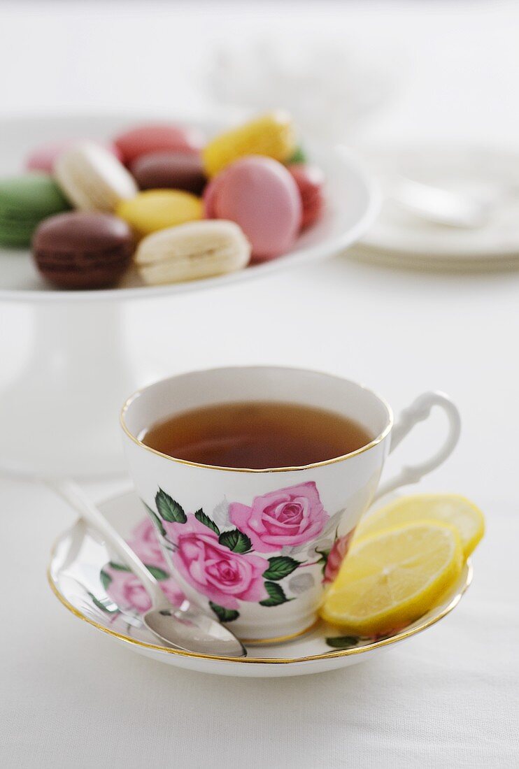 Eine Tasse Earl Grey Tee und Macarons