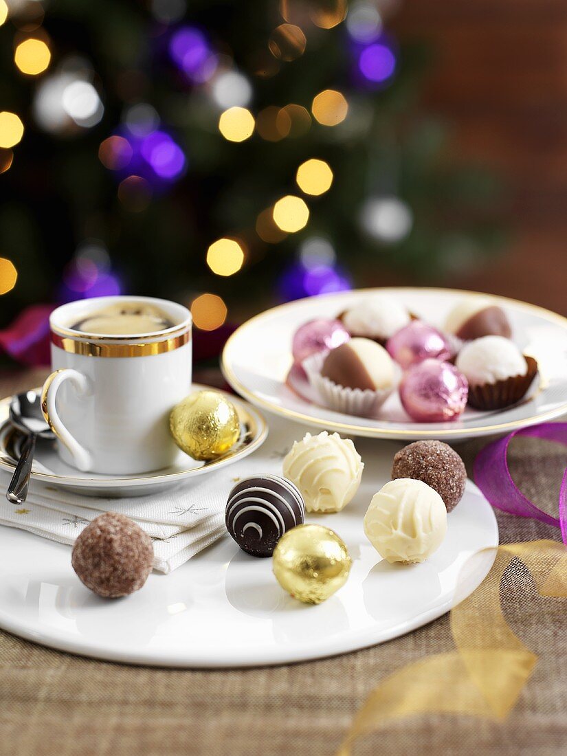 Verschiedene Pralinen und Kaffee zu Weihnachten