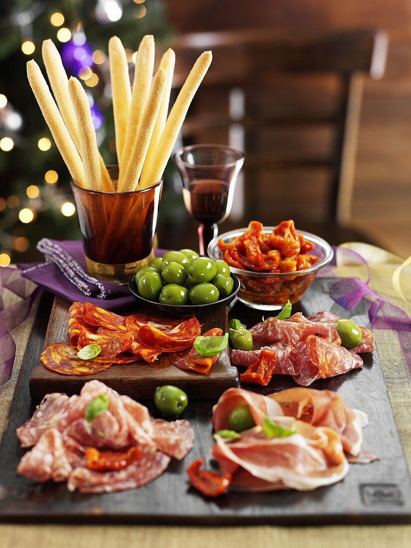 Wurst, Oliven, getrocknete Tomaten, Grissini zu Weihnachten