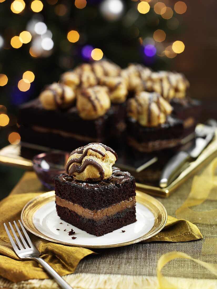 Schokoladenkuchen mit Profiteroles zu Weihnachten