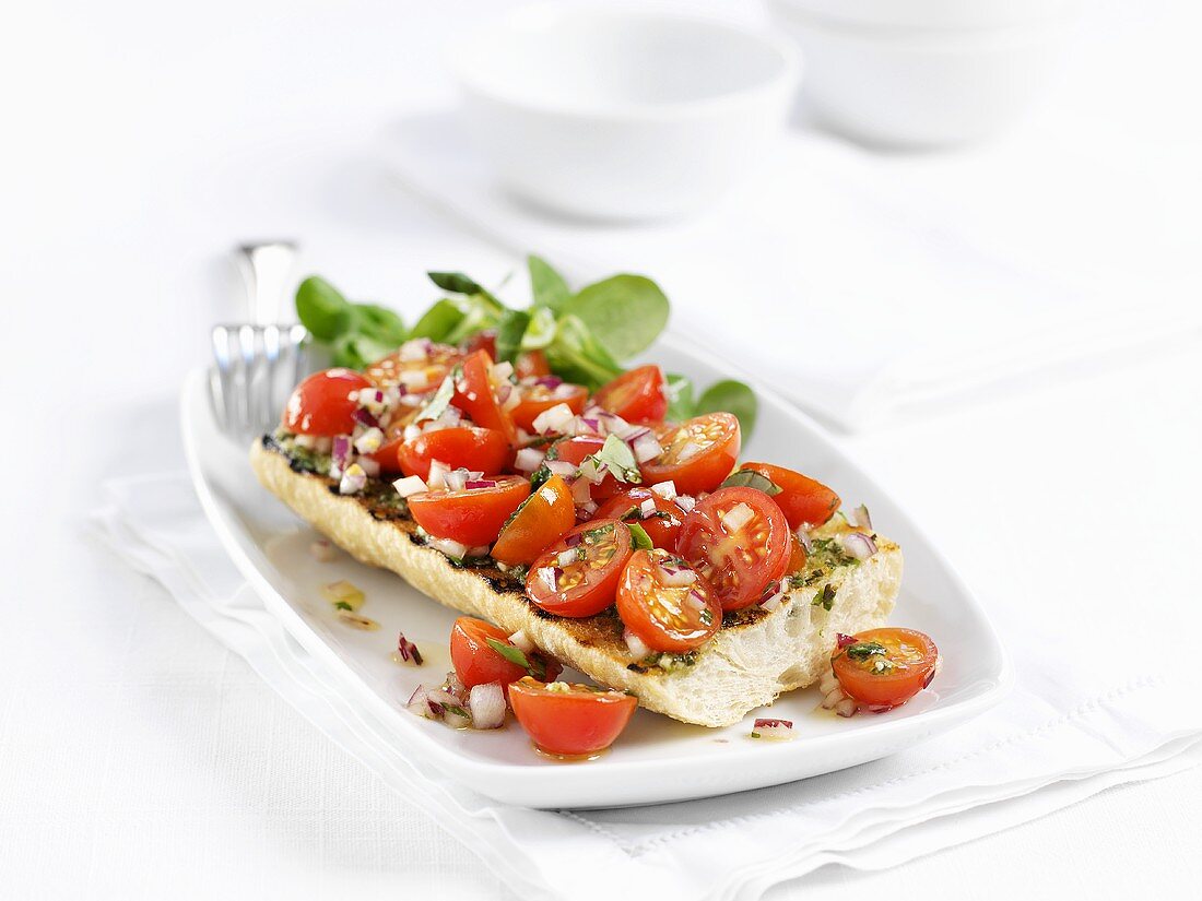 Bruschetta mit Kirschtomaten und Zwiebeln