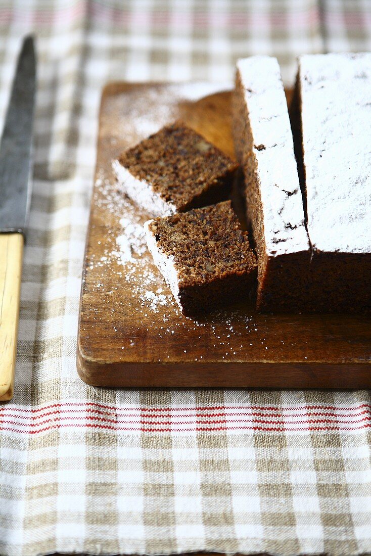 Schokoladenkuchen auf einem Holzbrett